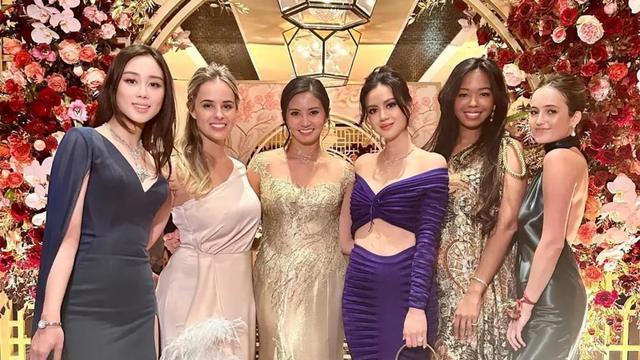 奚梦瑶|奚梦瑶参加贵妇圈照片，修身长裙突出高挑身材，脖子手上戴着钻石