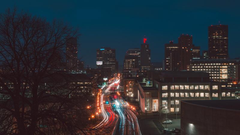 一部分正偏财同见的人，若收入不高，可以考虑增加副职业！