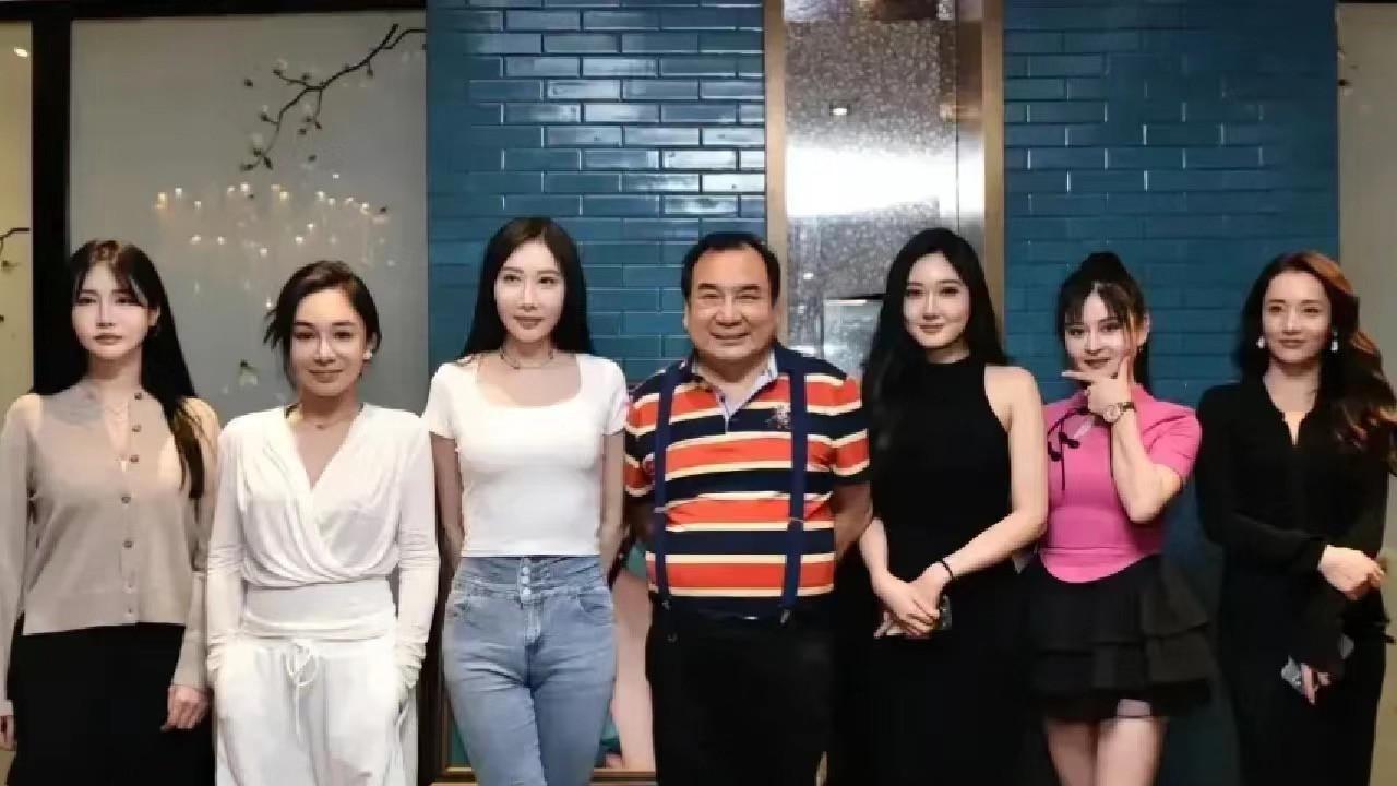 富豪李晓华宴请明星好隆重！毕福剑高希希现身，六位美女分列两边