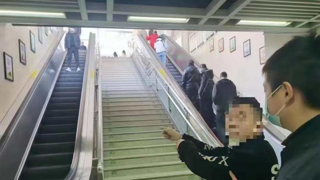 湖北武汉，一男子偷手机后逃回老家，两天半后民警追击将其抓获