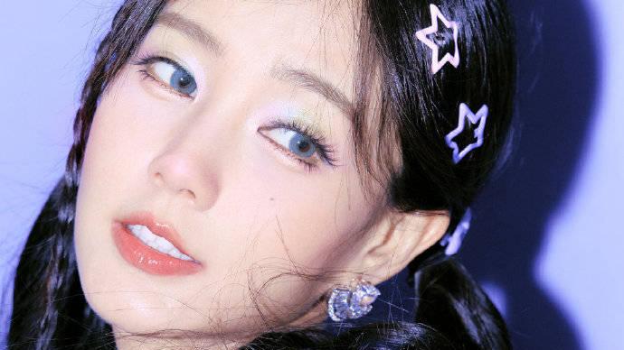 李一桐女团造型大片释出，双马尾活力可爱，蓝色眼珠点睛之美