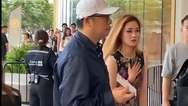 50岁王岳伦陪美女看演出，女方娃娃脸像学生！上月刚和李湘回老家