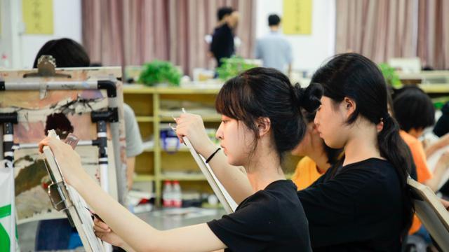 美术生求职这么难吗？高校生毕业做高级美甲师，比同学收入多几倍