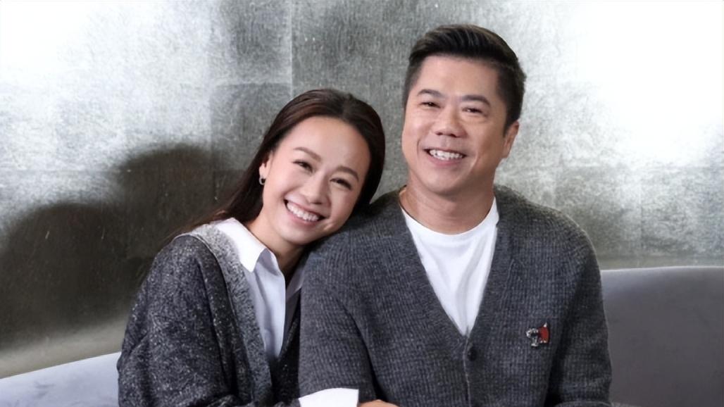 TVB前花旦黄心颖携丈夫泥鯭接受专访，首谈“安心事件”哽咽落泪