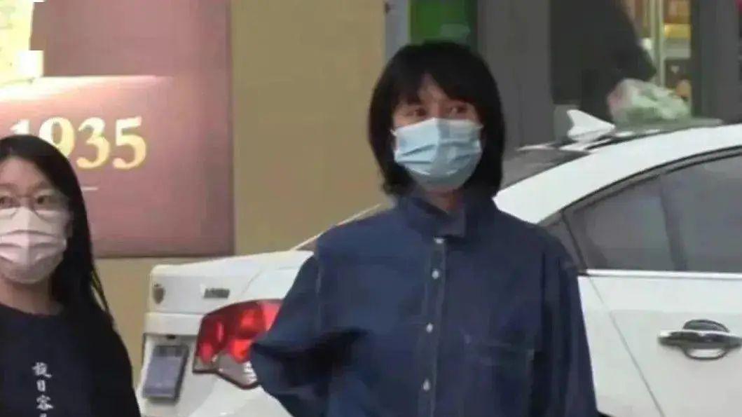 米饭 在街上拍到袁泉！脸黄又显老扶腰走路毫无气质，路边阿姨都比她美