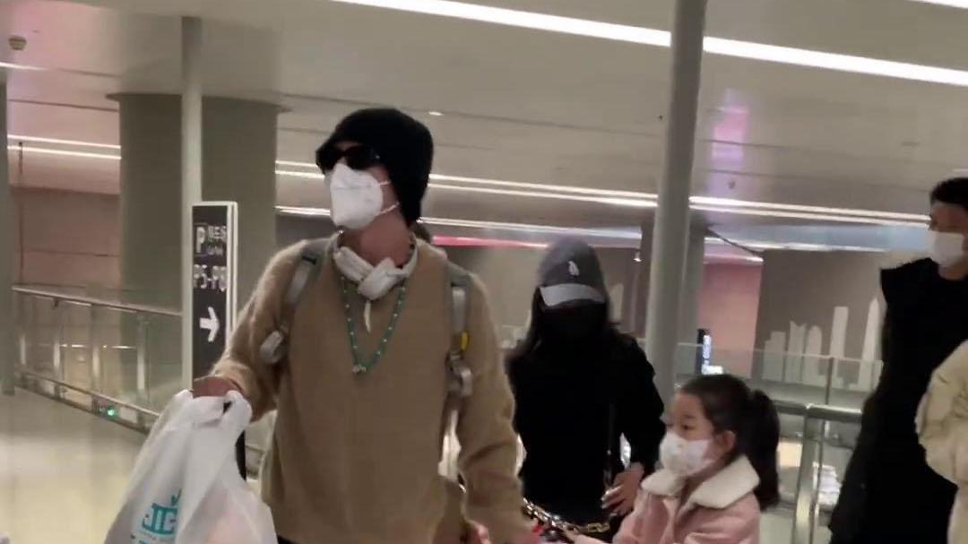 吴雅婷|王栎鑫吴雅婷离婚2年首同框，小儿子突然放声大哭要妈妈安慰