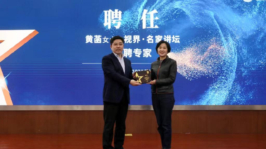 黄菡|非诚勿扰黄菡隐退后成专家，模样变化大，相夫教女生活低调