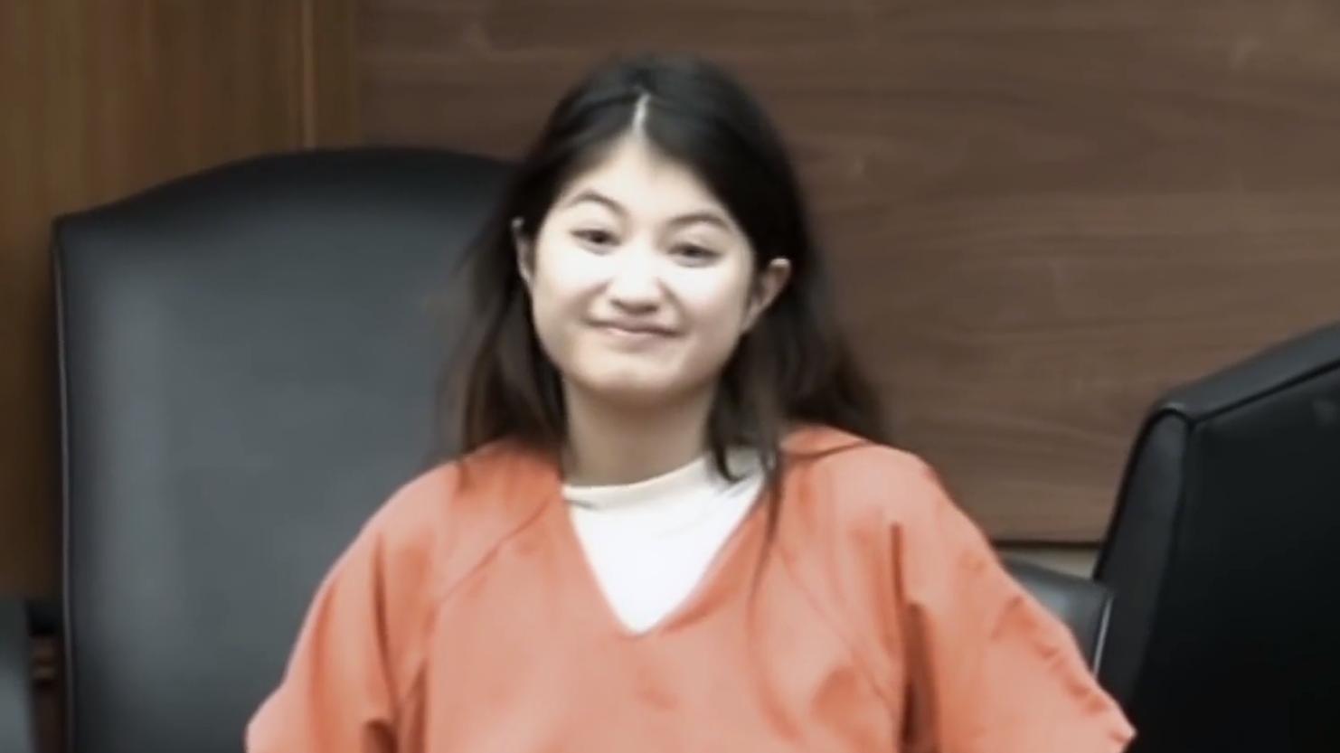 美国18岁女孩在浴室残杀母亲，庭审上行为和表情怪异走红网络