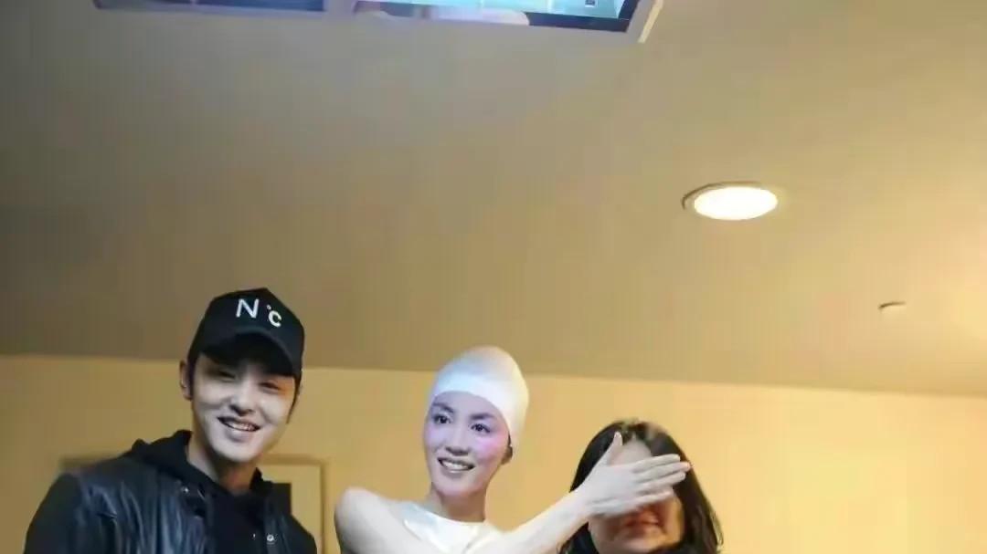 王菲在后台穿睡裙翻车，没张柏芝身材好