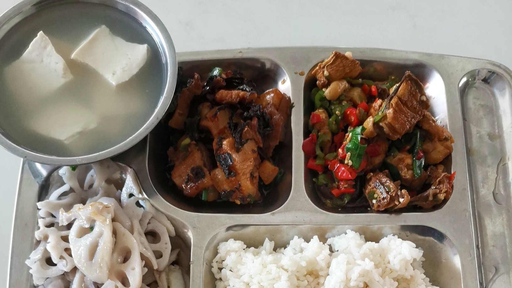 |江西女子晒“1元工作餐”吃到撑，引发热议，网友：劝你善良！