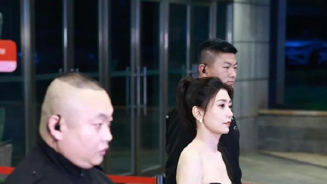 贾静雯|贾静雯浪姐4上班照，48岁怼脸拍依旧俏皮，倚天屠龙记赵敏回来了