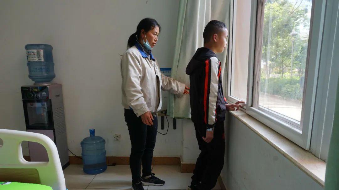 女子执意嫁给瘫痪男子，11年后儿子患病，有人说她傻，她不后悔