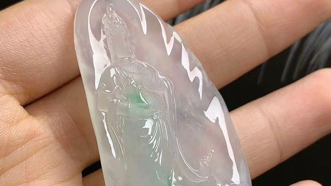 翡翠观音吊坠：慈悲与工艺的融合