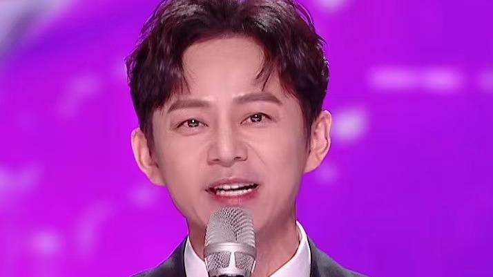 何炅|49岁何炅不断遭遇大变！当众泪崩情难自禁，11年后或将退休