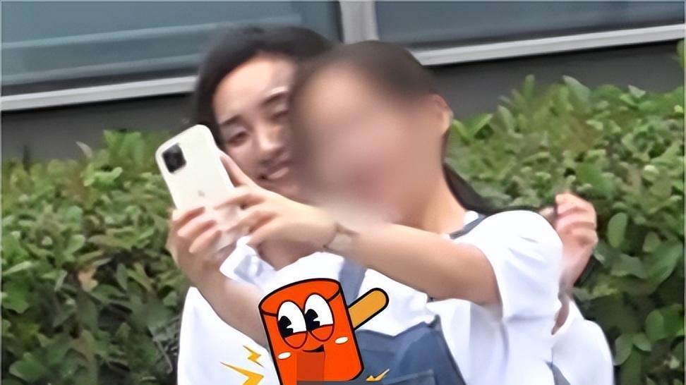 胡歌90后妻子素颜出镜，剪短发穿着低调，产后半年身材恢复如初