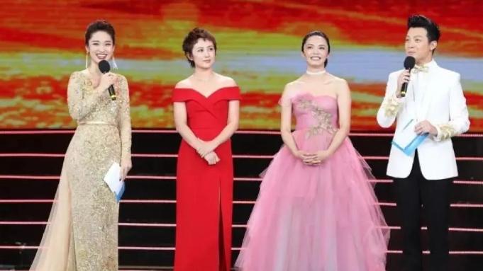 姚晨丢人丢大了！穿“芭比粉”裙扮嫩显土还显胖，同框小3岁马丽输太惨