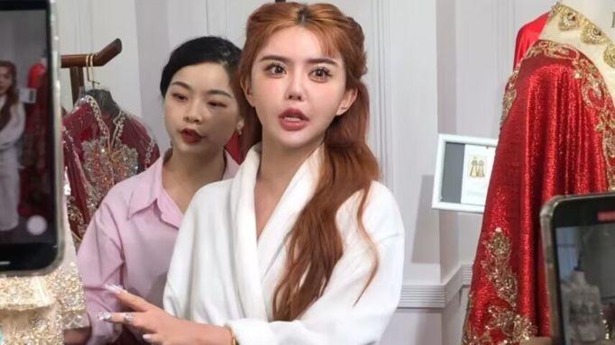 韩安冉|韩安冉试婚纱被偶遇，鼻子后缩疤痕明显，近照撞脸安娜贝尔