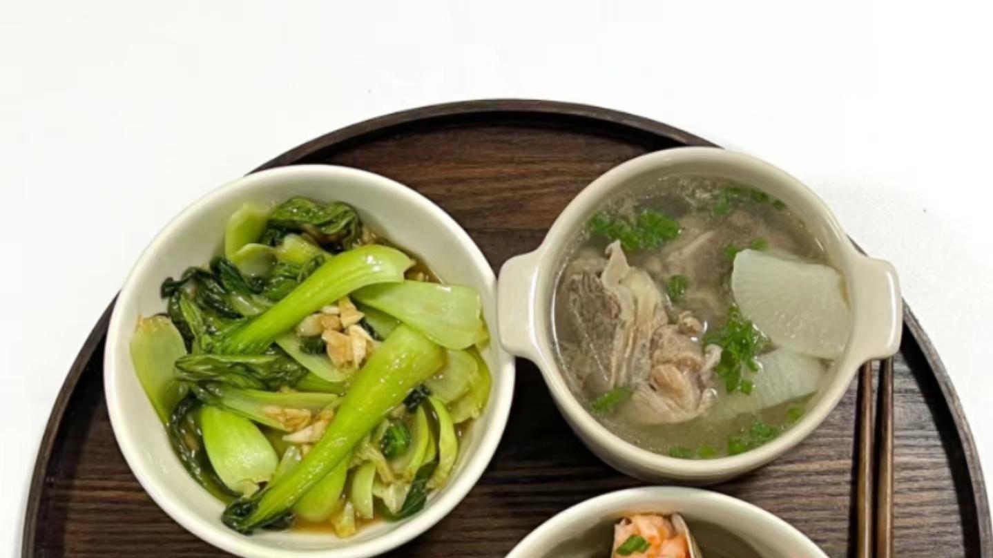 排骨|35岁女子不婚不嫁，晒一人晚餐走红朋友圈，网友：活明白了