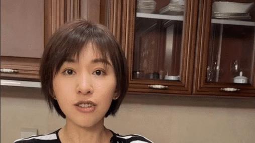 离开央视后的欧阳夏丹孤身住母亲家，端午包粽子无人吃，街头做小网红遭冷遇