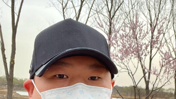 岳云鹏|德云社岳云鹏带家人踏青，与岳嫂的文案引热议，评论区留言真逗乐