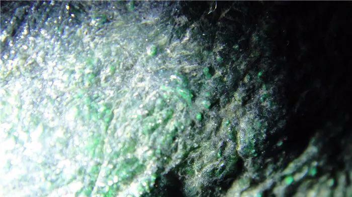 小伙在夜市花8000淘了块翡翠色料，切开后卖家眼都直了！