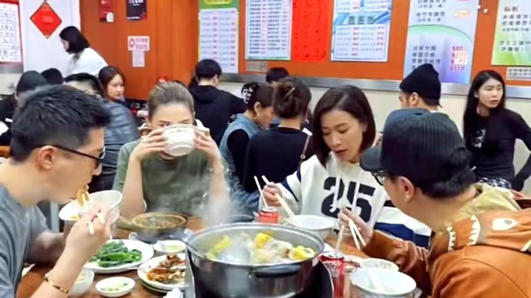 何超莲|窦骁何超莲和佘诗曼小吃店聚餐，打扮朴素接地气，人均消费50左右