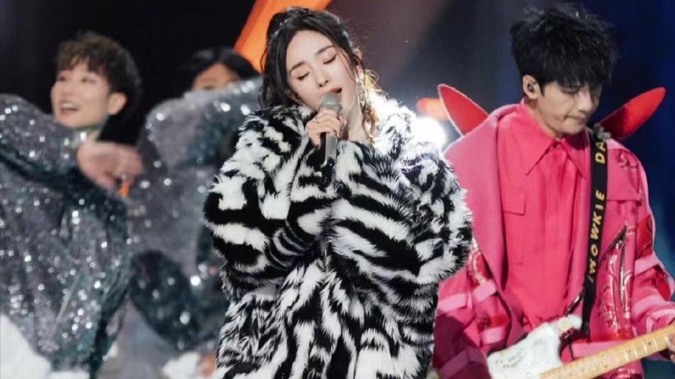 杨幂|跨年两顶流缺席告诉我们：自身硬就是底气，硬凹少女的杨幂才危险。