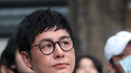 张颂文助理身份被曝，曾是广东知名演员，现已满头白发