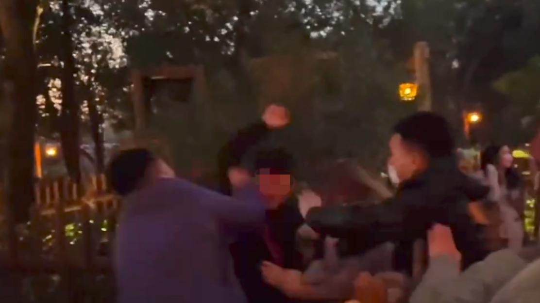 宝妈在迪士尼被情侣插队辱骂，“不玩就滚”，男子制止遭抓伤