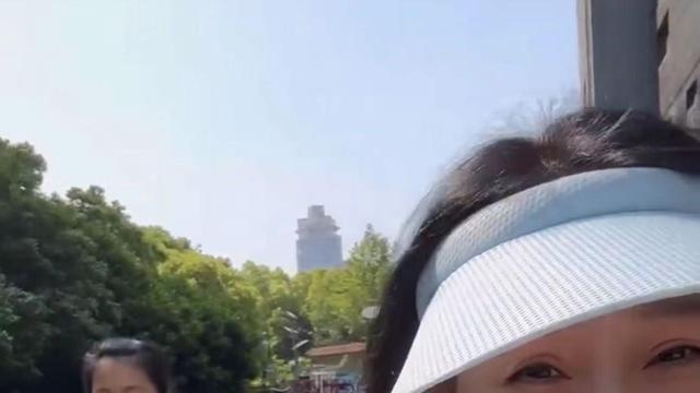 于明加|于明加携一家出游身材丰腴！神秘丈夫罕见露面，俩女儿近1米8