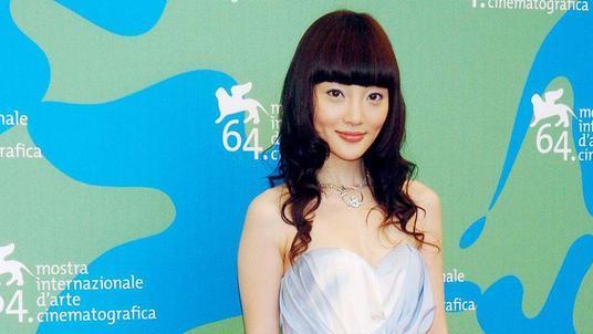 |李小璐出轨风波后正式复工，发文解释与贾乃亮复婚传闻