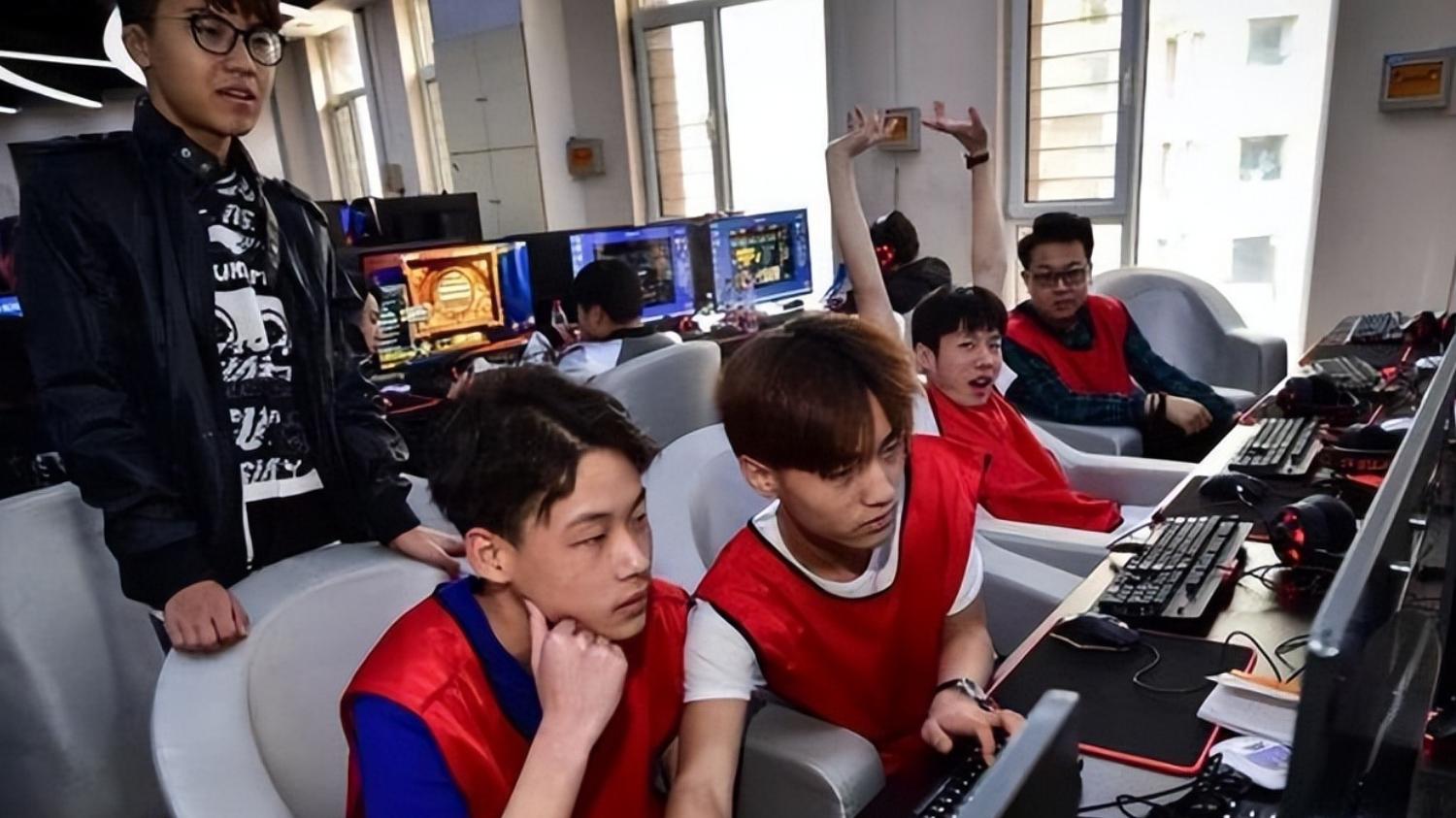 |“奶头乐”在大学里悄然兴起，不少学生深陷其中，家长却全然不知