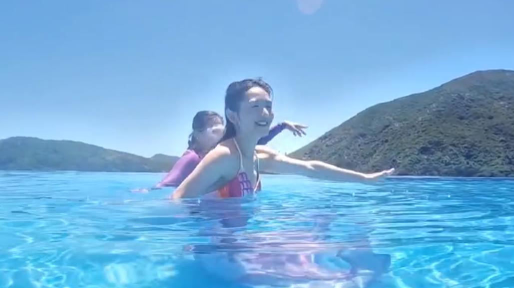 42岁谢娜晒泳装性感照，腰身圆润肚子鼓鼓的，再惹怀三胎猜测