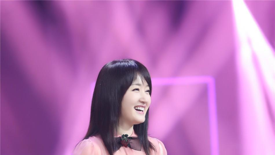 杨钰莹|52岁杨钰莹现身被指怀孕，肚子凸起很明显