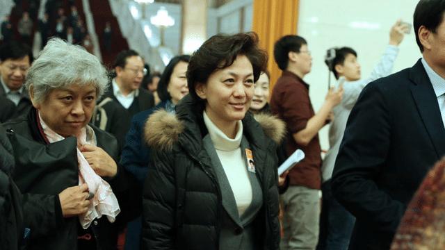 明星|人民大会堂不让化妆明星被打回原形，明星和普通人的差距究竟有多大