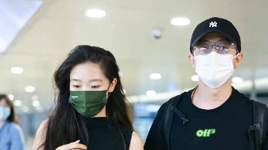 曝黄轩深夜牵手女友外出，女方穿深V露美背，两人互相搂抱显亲密