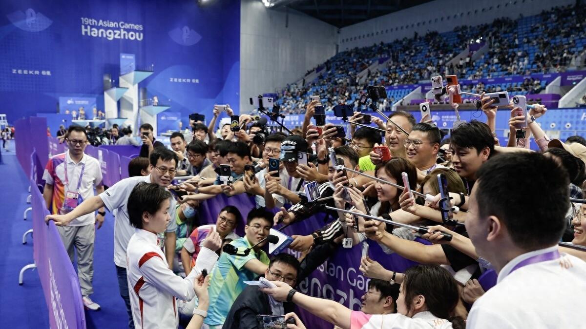 害怕采访，全红婵被批没文化？央视点评，周继红出手，陈若琳看懂