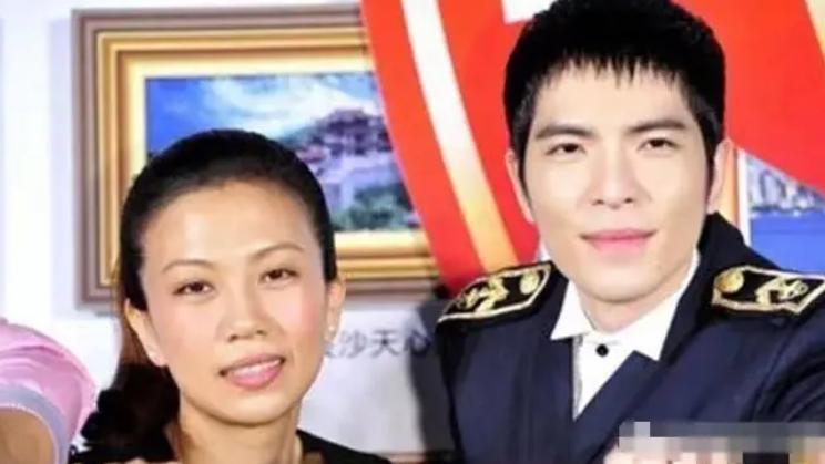 萧敬腾七夕秀恩爱，与经纪人女友甜蜜依偎，大方回应生子问题