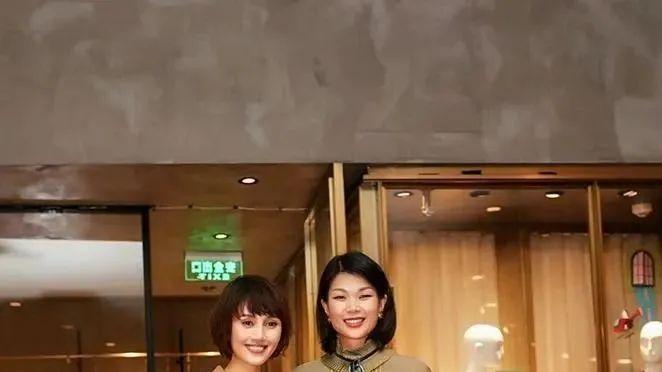 连体裤 袁泉接长发美到认不出！微卷低马尾配连体裤，浪漫雅致太温柔