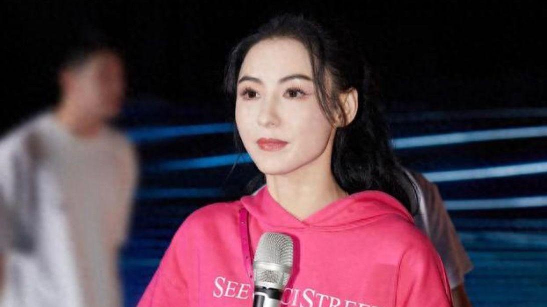 张柏芝带火了秋季新穿搭：“半身学生，半身辣妹”，清纯又撩人