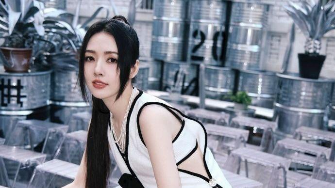 郭碧婷生图曝光，发际线明显后移，皱纹深，外轮廓严重发腮！