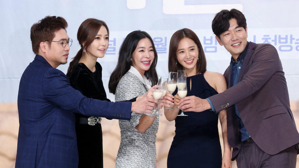 与申贤俊相恋，28岁嫁给权相宇，结婚15年恩爱如初