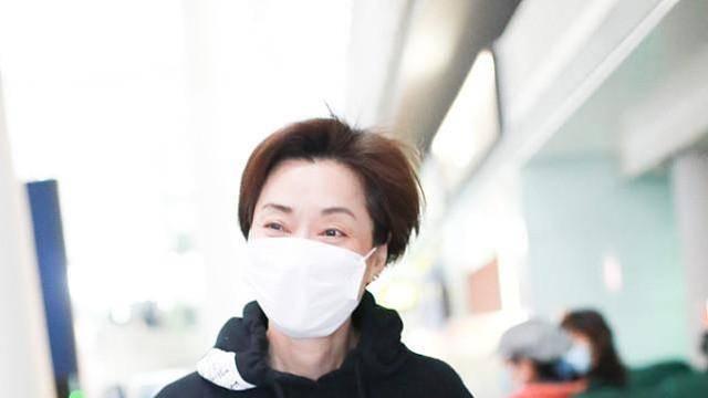 痘痘 毛阿敏扮嫩成功，一身少年气的衣服减龄15岁，纯素颜不像奔六的人