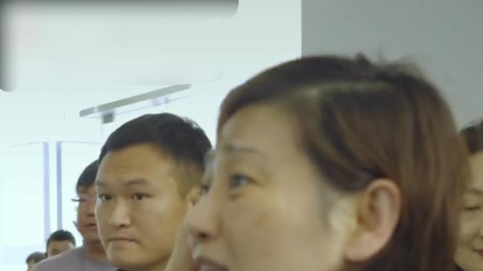 55岁徐帆探班冯小刚，冯导满脸嫌弃好尴尬，17岁徐朵仍坐妈妈怀里