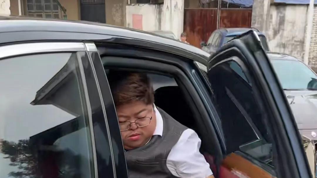 关晓彤|1米4网红迎娶1米8美娇娘，乘豪车接亲，前女友到场送祝福