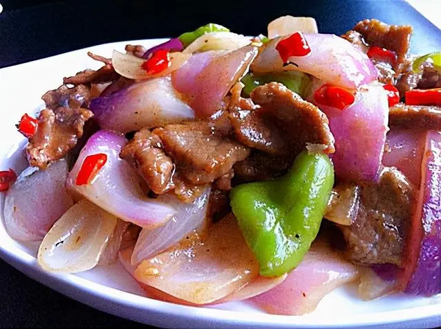 牛肉|洋葱炒牛肉的正确做法，出锅滑嫩还不柴