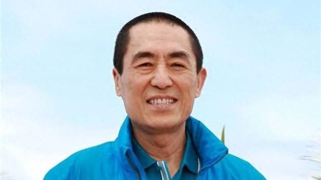 张艺谋：残疾弟弟摆地摊，白发母亲还上班，他被质疑冷漠