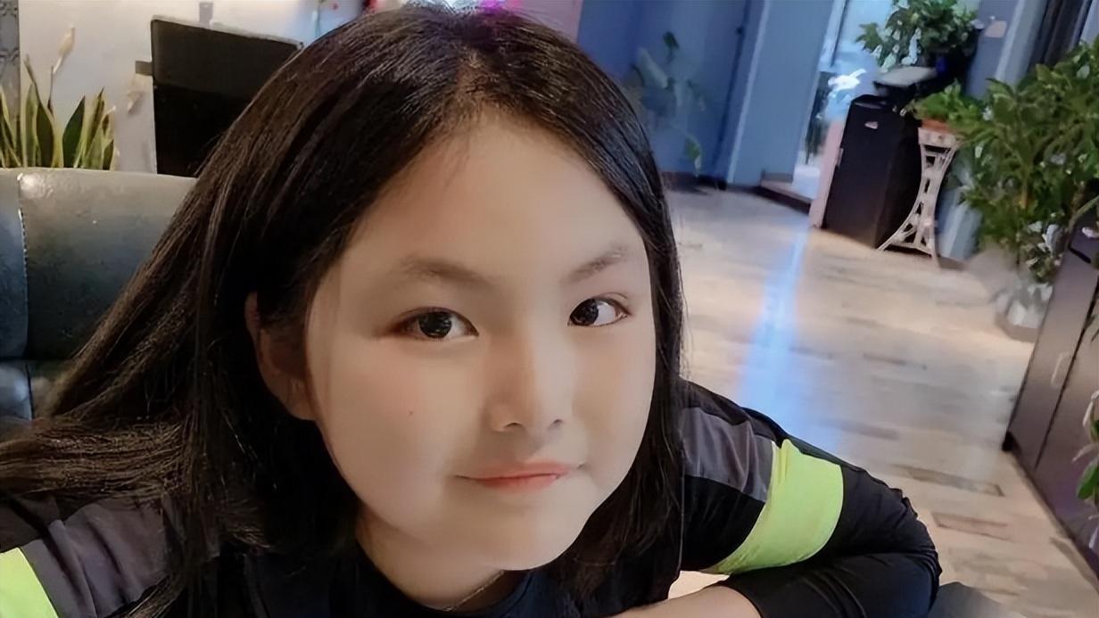 王诗龄|王诗龄晒出大餐，近照P到变形不自然，四万手提包疑炫富