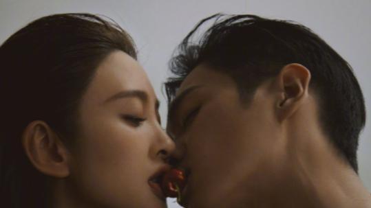 张若昀唐艺昕合体拍写真，甜蜜樱桃吻，大手搂细腰，性张力拉满