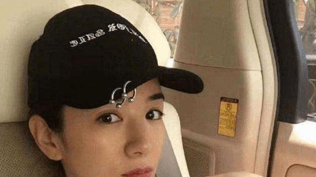 女明星也太拼了！黄奕为穿冰雪女王礼服，自曝腰上缠了10层保鲜膜